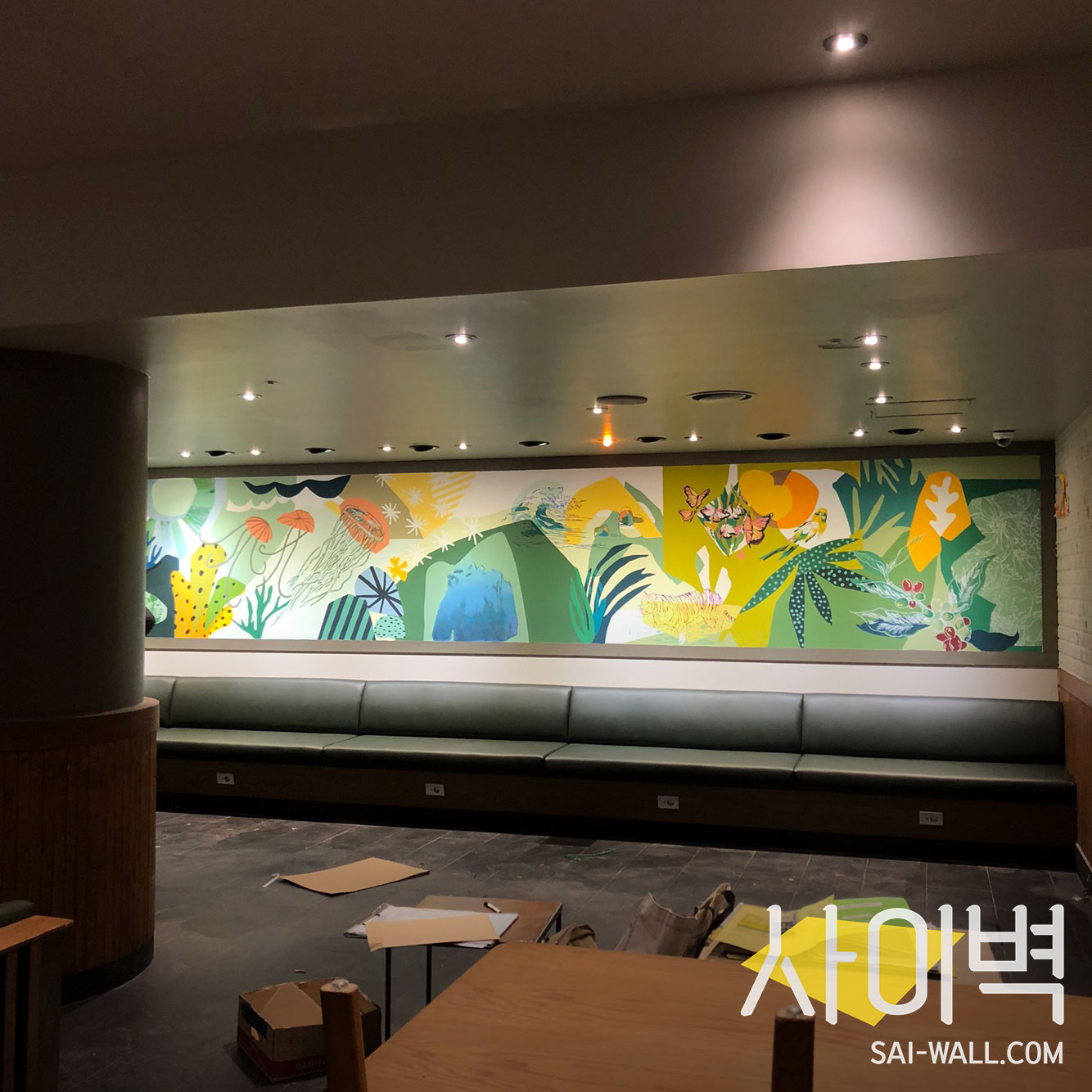 스타벅스 수원인계점 벽화 시공 사진 2